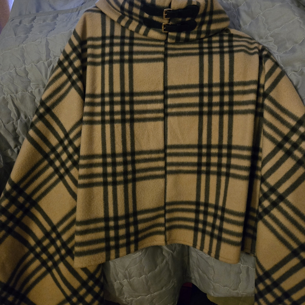 Nwt Beautiful Plaid Buckle-Neck Poncho in Camel and Black